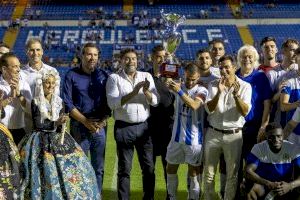 Barcala entrega el trofeo Ciudad de Alicante en el 50 aniversario de la inauguración del estadio Rico Pérez