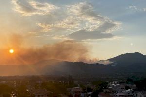 Los bomberos siguen luchando contra el incendio del Desert de les Palmes, que continúa activo