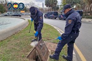 Unos turistas pierden el móvil en una alcantarilla de Valencia y activan a la Unidad Especial de Subsuelo de la Policía para recuperarlo