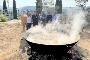 Los toros y un multitudinario ‘sopar de tombet de bou’ marcan la jornada festiva del domingo en Les Useres