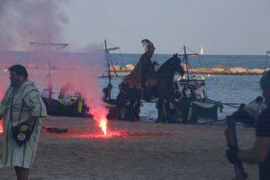 Alicante recrea el siglo XVI con el desembarco de los piratas berberiscos en la playa del Postiguet