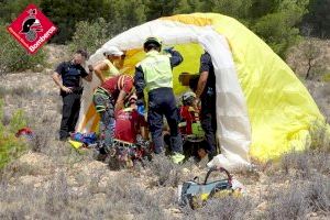 Un home es despenya amb un parapent en saltar des d'una muntanya a Agost