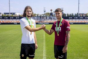 Yarek Gasiorowski y Raúl Jiménez regresan a la Ciutat Esportiva del Valencia CF tras proclamarse campeones de Europa SUB-19