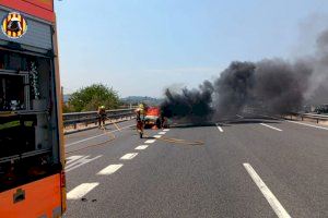 Arde un coche en la A3 a la altura de Riba-roja tras un accidente