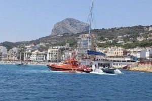 Encalla un catamarán con 65 personas en la costa de Xàbia