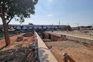 Avanzan las obras que habilitará una nueva pasarela ciclopeatonal y dos pasos inferiores en el paso de la Línea 3 del Barranco del Carraixet