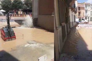 Una boca de riego salta por los aires en Almassora y obliga a cortar el suministro de agua