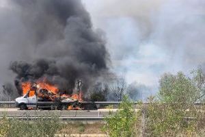 Un incendio de una furgoneta en la AP7 se extiende por un pinar en Santa Magdalena de Polpís