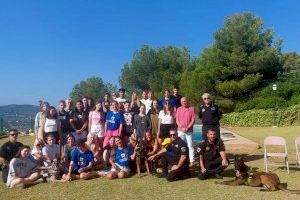 Les unitats canines de les Policies de Benidorm i Xàbia fan una exhibició a un grup de joves ucraïnesos