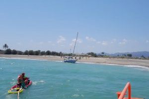 Un veler acaba atrancado contra la platja de Nules