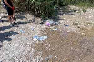 "Había una merienda entera, cubiertos y hasta pañales": Denuncian la acumulación de basura en el paraje del Riu Millars