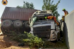 Un herido al estrellarse dos camiones en la A-3 en Utiel