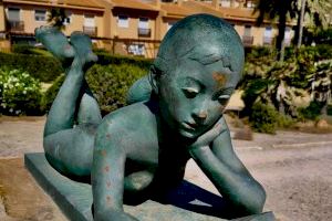 Dos actes vandàlics en menys de 10 dies al Campello: martellades en una escultura i un passeig marítim destrossat