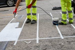 Movilidad repinta la señalización viaria en diferentes barrios y refuerza la seguridad vial de la plaza de la Marató