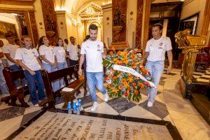 El Valencia CF y el Valencia CF Femenino realizan la tradicional ofrenda floral a la Virgen de los Desamparados