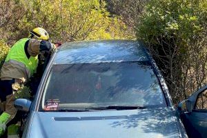 Un vehículo cae a un barranco en la carretera de Oropesa a Cabanes