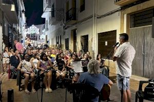 El carrer Major se llenó ayer en el “XXII Encontre de Poesia al Carrer”