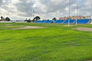 El Ayuntamiento renueva el césped natural del campo de fútbol y la instalación de riego del Estadio Municipal Antonio Puchades