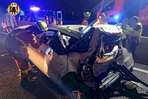 Dos heridos por un accidente entre un coche y un camión en la A7 en Canals