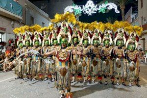 Aspe cierra la semana de Moros y Cristianos con el desfile de la reconquista