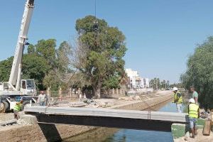 El Ayuntamiento de Torrevieja repara la pasarela peatonal que cruza el canal del acequión con una inversión municipal de 31.001 euros