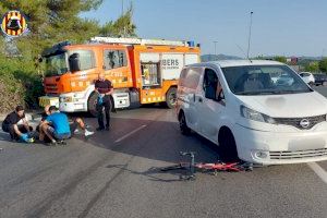 Greu accident entre una bicicleta i un cotxe a Ontinyent