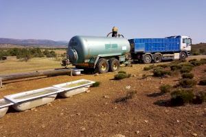 El PP de Vistabella celebra la llegada de 30.000 litros de agua que garantizan la supervivencia del ganado