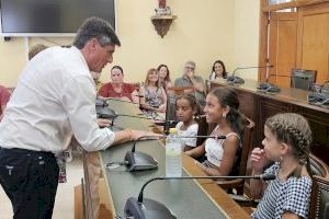 Marcos Zaragoza recibe a los niños y niñas saharauis que están pasando las vacaciones de verano en municipios de la provincia