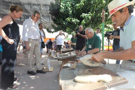 Toni Pérez destaca la relevancia del cáñamo como “motor económico y esencia de nuestras costumbres y tradiciones”