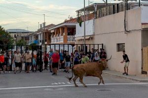 Tarde y noche taurinas en las Fiestas de la Playa Casablanca de Almenara