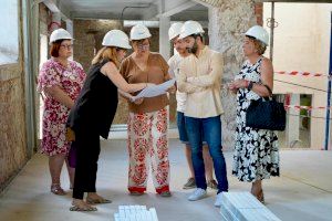 La subdelegada del Govern visita les obres de la primera fase de la Casa de la Cultura de l'Alcora