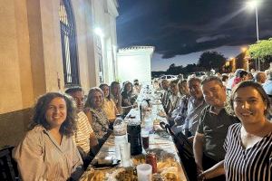 Una multitudinaria cena de ‘pa i porta’ abre las fiestas de la Pelejaneta