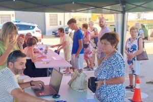 Buena acogida en el reparto de agua embotellada en Benitatxell: más de 1.500 garrafas en las tres primeras horas