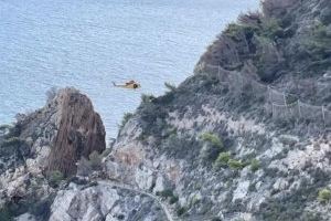 VIDEO | Rescatan a un joven tras despeñarse por un acantilado de 20 metros en Benitatxell