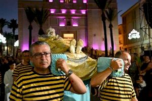 La procesión a la Mare de Déu d’Agost i Sant Roc, protagonistas del día grande de “Festes d’Agost” de La Nucía