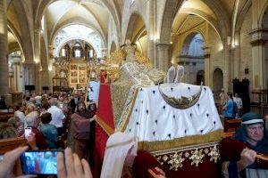 La imagen de la Dormición de la Virgen, en procesión por Ciutat Vella