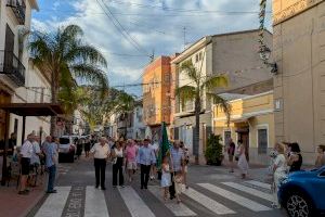 La Asociación de Jubilados de Olocau conmemora el cambio de sede con el traslado de su bandera