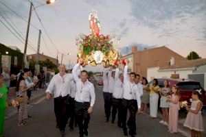 Los vecinos de las Alquerías de Santa Bárbara salen a la calle para rendir pleitesía a su patrona