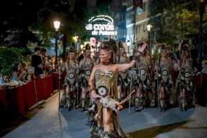 Las calles de Paterna se llenan de música, luz y color con los elegantes y majestuosos desfiles de la Gran Nit Cristiana y Mora