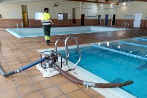 Benidorm utiliza el agua de la piscina municipal del Palau d’Esports para limpiar las calles del municipio