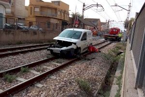 El metro arrolla a una furgoneta al saltarse la barrera del paso a nivel en Moncada