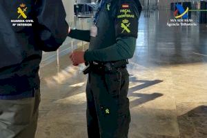 La Guardia Civil y la Agencia Tributaria interceptan en el Aeropuerto de Elche-Alicante un paquete con 525 gramos de cocaína