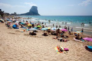 Calp vuelve a abrir al baño la playa del Arenal-Bol tras revelar las analíticas el estado excelente de sus aguas