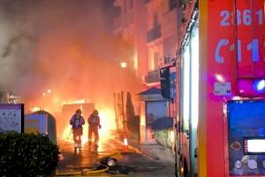 Se incendia un coche en Utiel y el fuego se extiende a toldos, mobiliario urbano y casas próximas