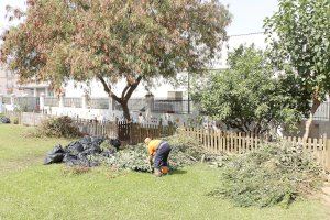 Los jardineros de la brigada ponen a punto los colegios públicos