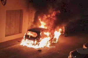 Vehículo ardiendo esta madrugada, puerto de Burriana. Autor: Miquel Fandos