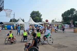 El público del Rototom Sunsplash conoce y prueba el basket en silla de ruedas con el Cocemfe CS BSR