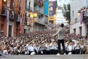 Rafael García Vidal dirigeix la interpretació conjunta de la marxa mora “Chimo” en l’any del 60 aniversari de la seua composició