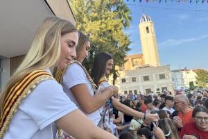 Vall d’Alba estrena sus fiestas con un multitudinario ‘chupinazo’