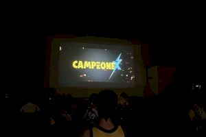 La comedia española “Campeonex” se proyectó anoche en la plaça dels Músics